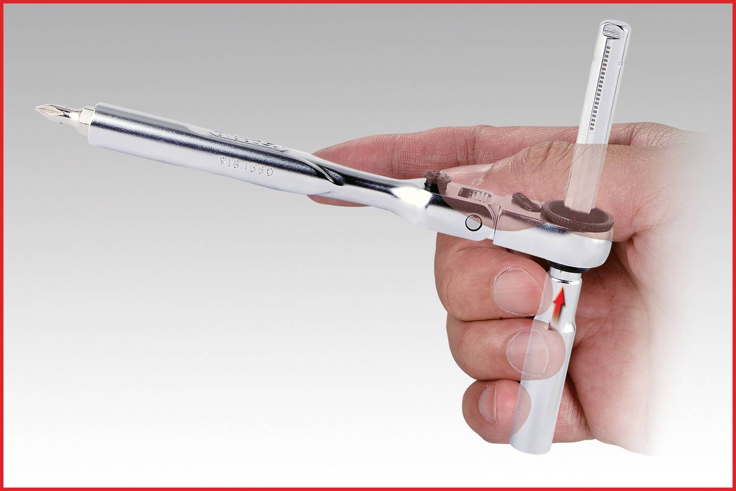 Jedna ręka trzyma wkrętak przymocowany do klucza dynamometrycznego. Wskaźnik wskazuje na skalę.