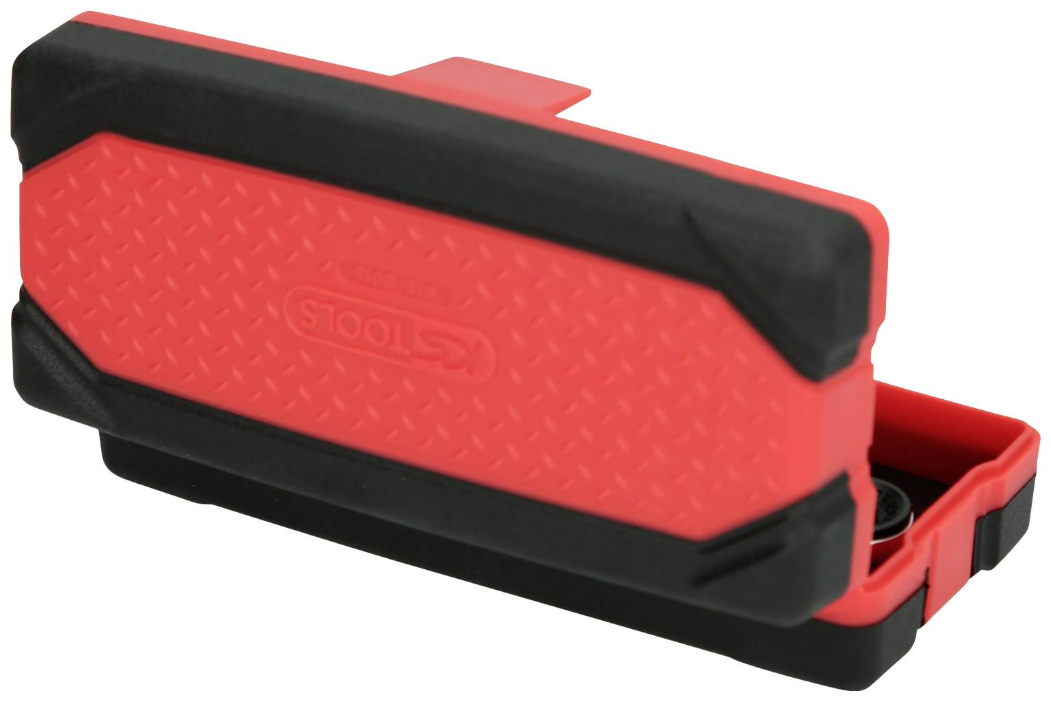 Prostokątna, czerwona skrzynka narzędziowa z tworzywa sztucznego z czarnymi narożnikami. Skrzynka jest otwarta i ukazuje kilka przegródek wewnątrz.