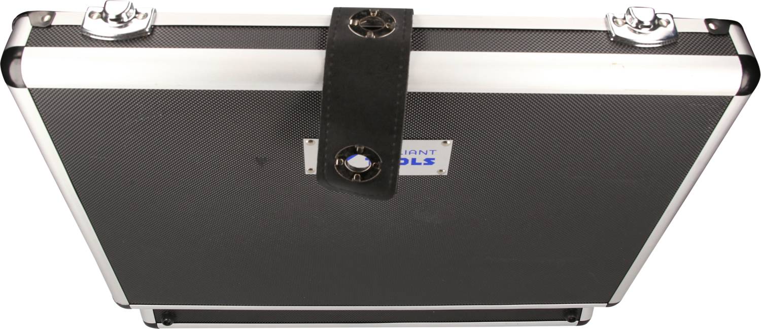 Czarny, zamknięty kufer z srebrnymi zamkami i uchwytem.