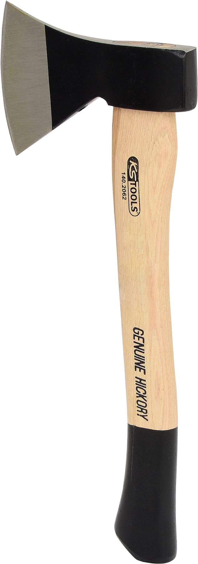 Siekiera z drewnianym uchwytem i stalowym ostrzem. Uchwyt jest opisany słowami 'Genuine Hickory' oraz oznaczeniem marki.