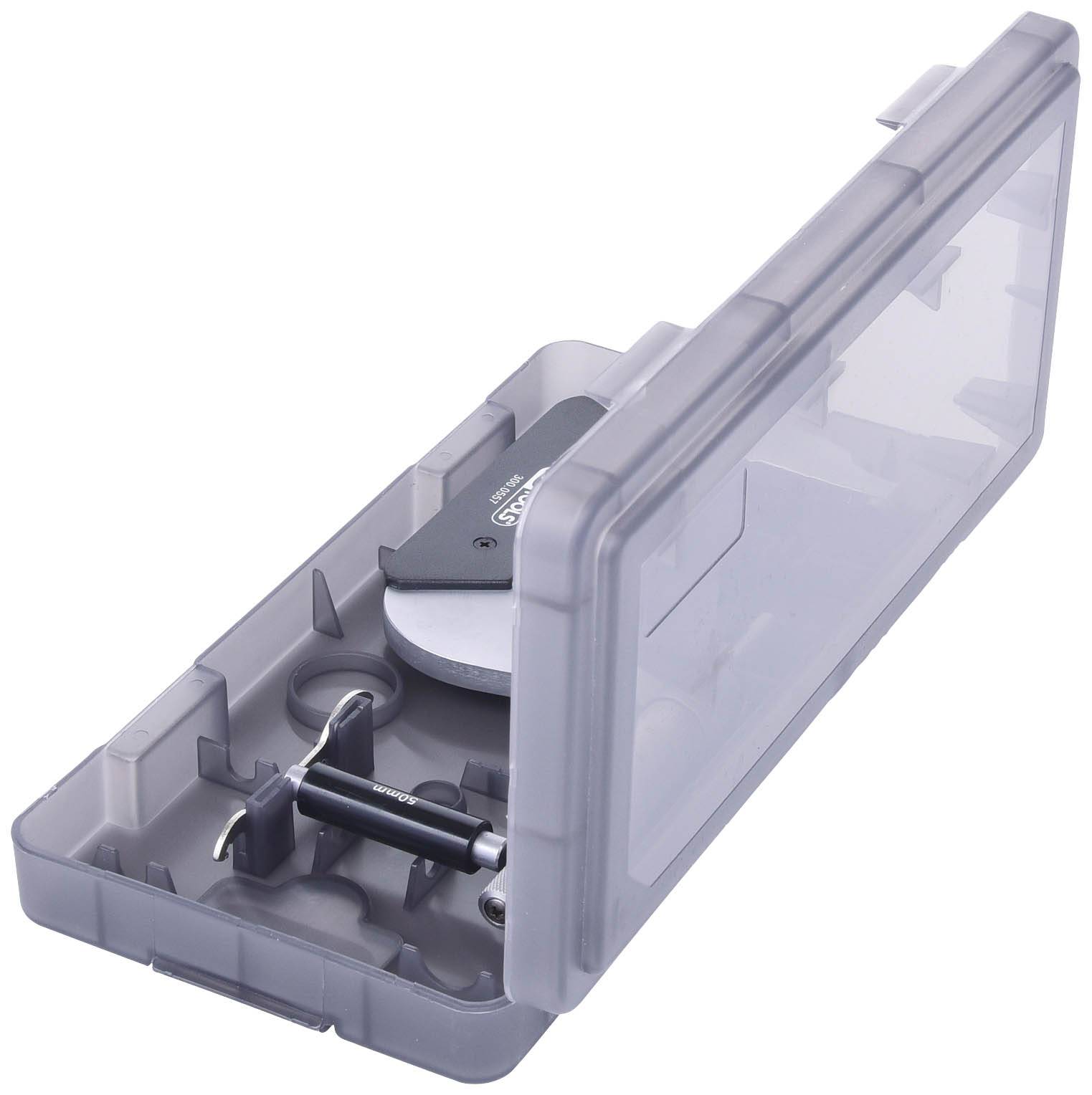 Mikrometr w przezroczystym etui z tworzywa sztucznego, otwarty, prezentuje urządzenie do precyzyjnego pomiaru małych odległości lub obiektów.