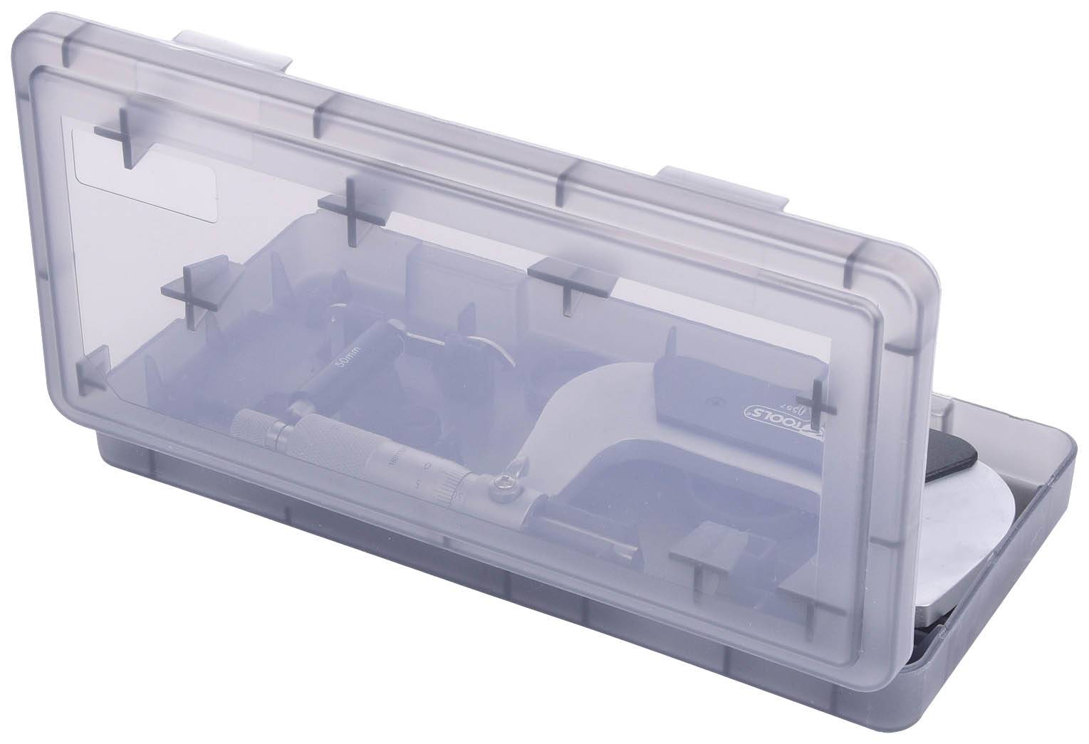 Mikrometr w przezroczystym pudełku plastikowym, otwarty. Metalowe urządzenie pomiarowe jest częściowo widoczne i nadaje się do precyzyjnych pomiarów.