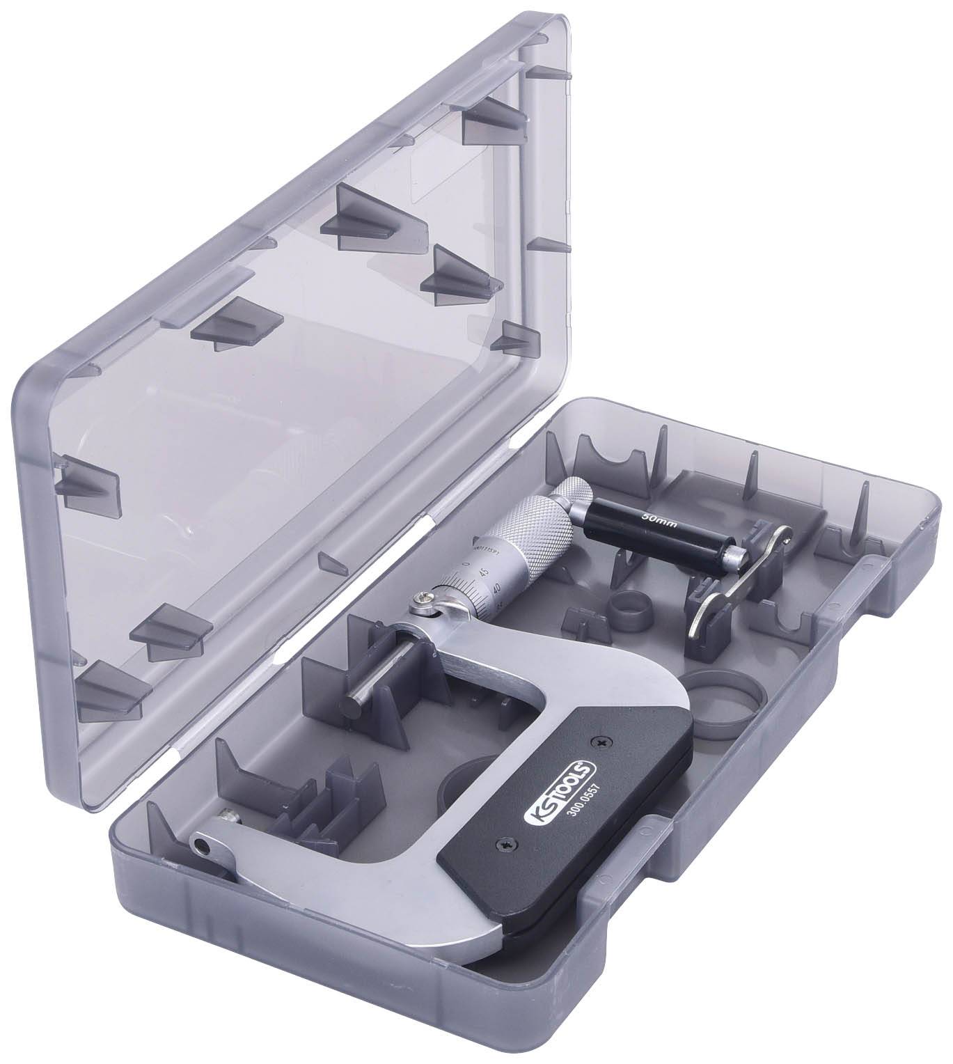 Mikrometr w otwartym szarym etui z tworzywa sztucznego, zawierającym różne nakładki.