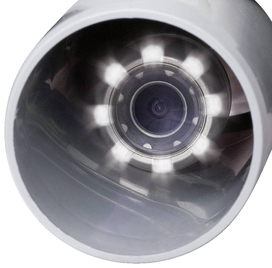 Zbliżenie obiektywu aparatu z otaczającymi go światłami ułożonymi w pierścień.