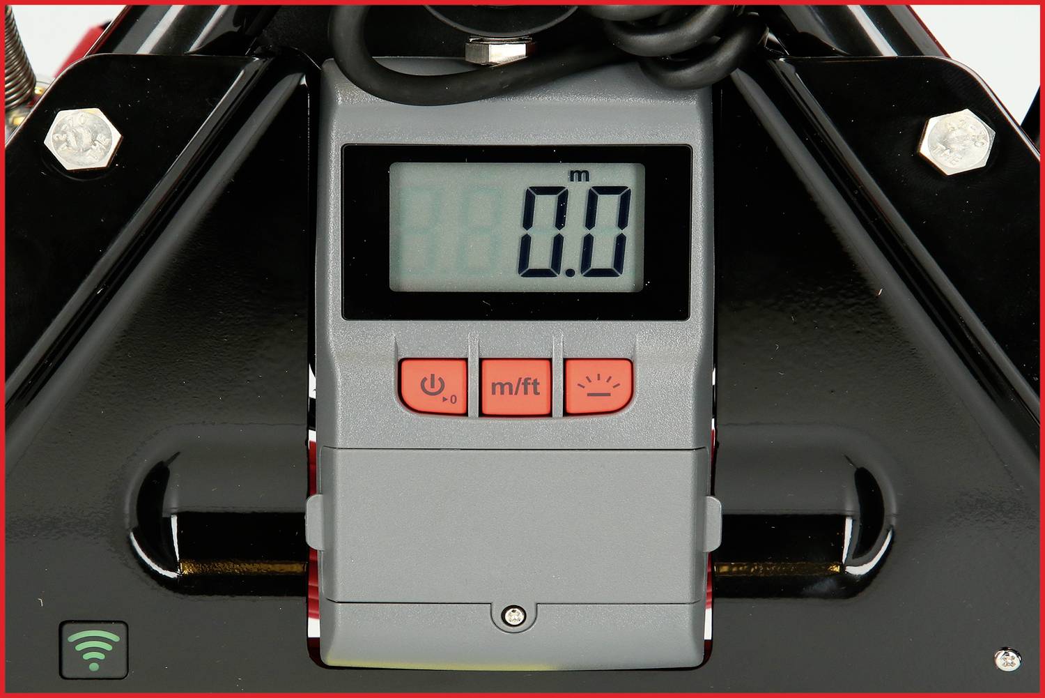 Elektroniczny przyrząd pomiarowy z cyfrowym wyświetlaczem metrów, pokazujący '0,0'. Przyciski do wyboru jednostki miary i funkcji poniżej.