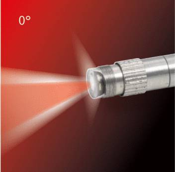 Dysza wyrzucająca skoncentrowany strumień wody pod kątem 0 stopni, na ciemnoczerwonym tle.