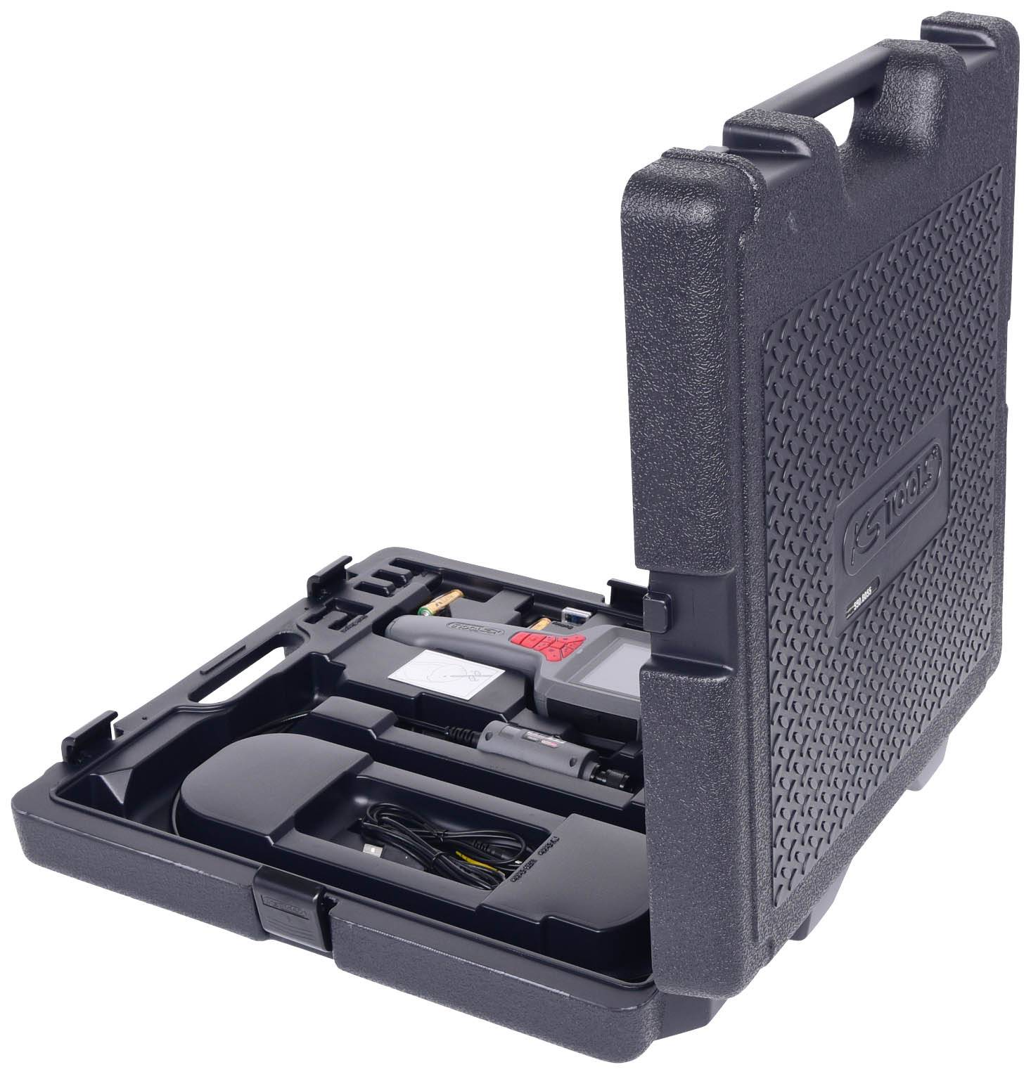 Czarny plastikowy kufer na narzędzia, częściowo otwarty, ukazuje termowizor oraz elementy wyposażenia dodatkowego.