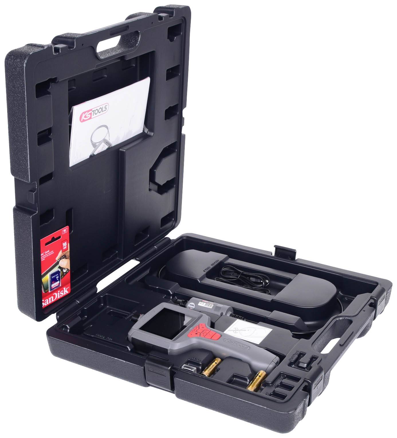 Otwarty czarny kufer narzędziowy z urządzeniem cyfrowym, kablami i akcesoriami. Na wewnętrznej stronie pokrywy znajdują się dwie kieszenie na dokumenty.