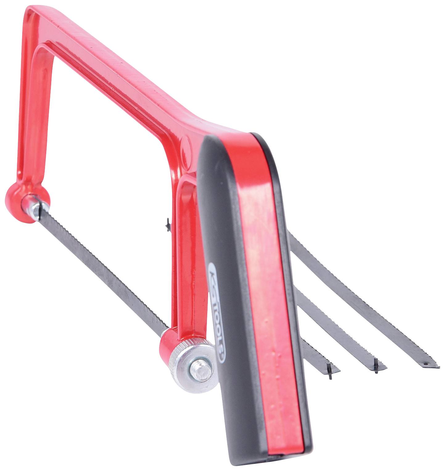 Czerwona piła łuczasta z czarną rękojeścią, z wymiennym brzeszczotem. Leży na białym tle, ostrzem skierowanym w dół.