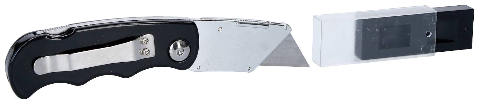 Czarny składany nóż z srebrnym ostrzem obok przezroczystej plastikowej osłony zawierającej zapasowe ostrze.