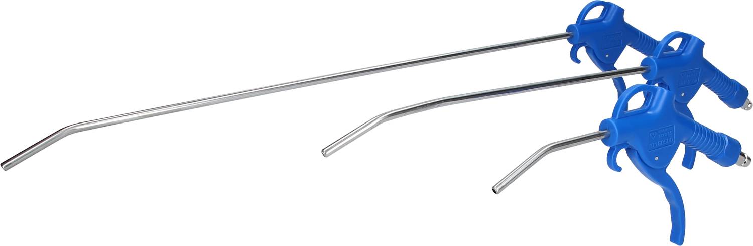 Trzy niebieskie pistolety pneumatyczne z różnej długości metalowymi rurkami, narzędzia stosowane do czyszczenia lub osuszania w środowiskach warsztatowych.