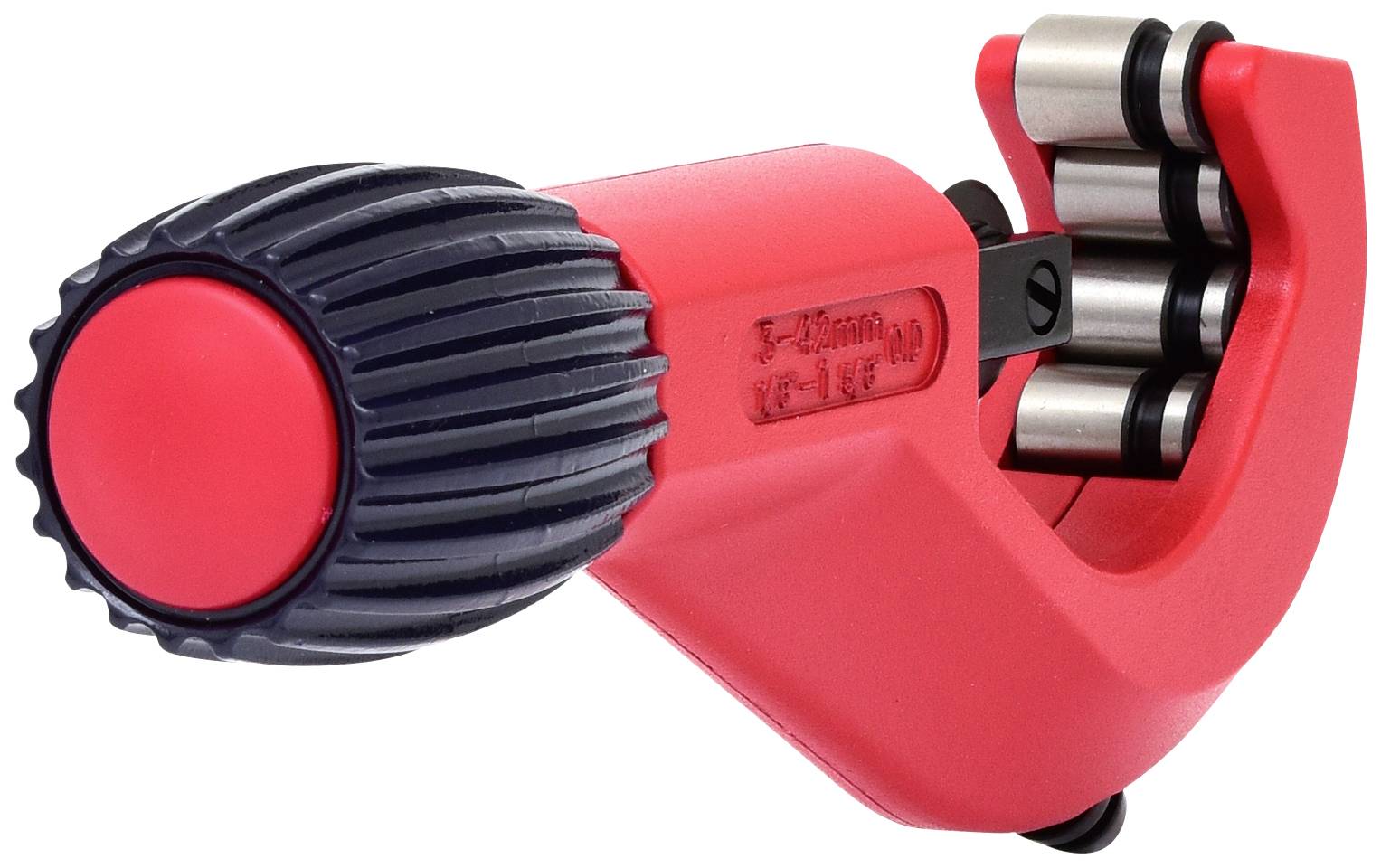 Czerwona obcinarka do rur z czarną rączką i metalowymi krążkami, używana do precyzyjnego cięcia przewodów rurowych.