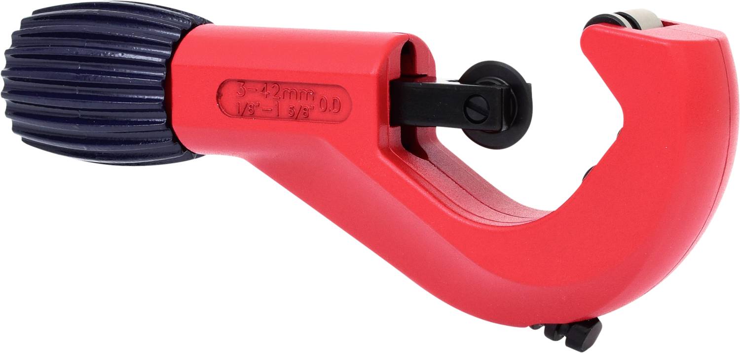 Czerwony obcinacz do rur z czarną rękojeścią i kółkiem tnącym, używany do cięcia rur podczas prac instalacyjnych.