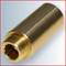 Mosiężny cylinder z gwintem zewnętrznym i otworem o profilu zębatym, prawdopodobnie element systemu mechanicznego.