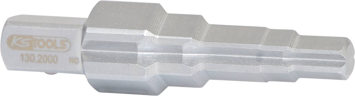 Metalowy adapter o sześciokątnym, stopniowanym kształcie; stosowany do łączenia narzędzi w zastosowaniach mechanicznych.