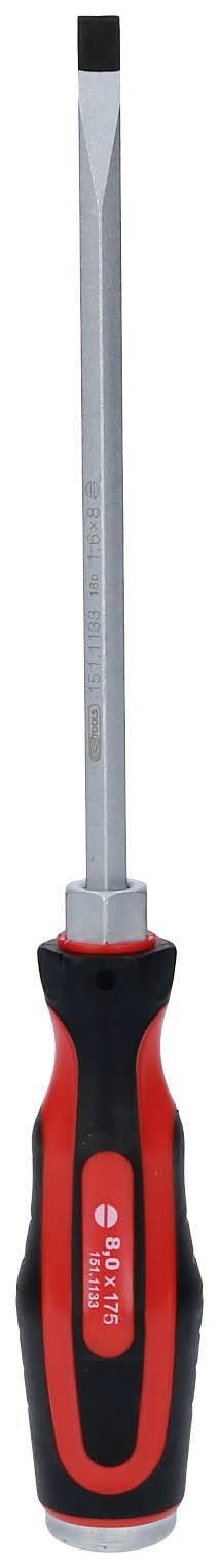 Płaski wkrętak ze ścieraczką w czarnym i czerwonym kolorze, ustawiony pionowo, przeznaczony do podstawowych prac majsterkowiczów.