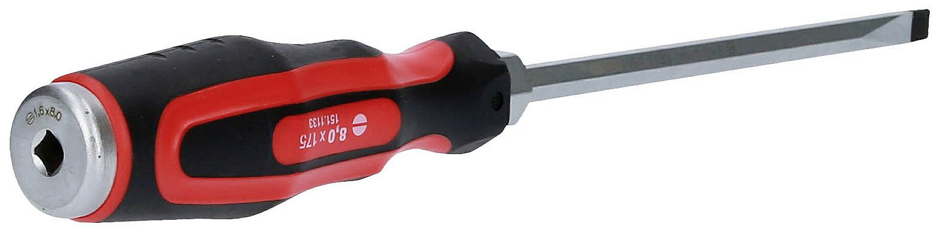 Wkrętak z czerwonym i czarnym uchwytem, z płaskim metalowym grotem. Odpowiedni do wkręcania i wykręcania śrub.