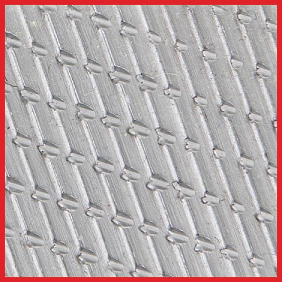 Srebrzyste, ukośne paski z wypukłą teksturą i jasnoczerwonym obramowaniem.