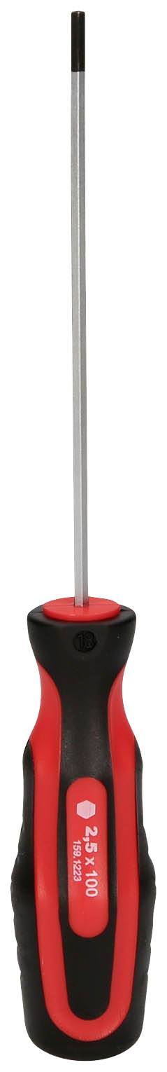 Wkrętak z długim, wąskim metalowym trzpieniem i ergonomicznym uchwytem w kolorach czarnym i czerwonym, odpowiedni do precyzyjnego wkręcania śrub.