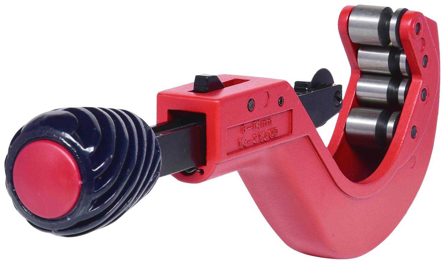 Czerwone narzędzie do cięcia rur z długą rękojeścią i trzema rolkami w głowicy tnącej. Odpowiednie do precyzyjnego cięcia rur wykonanych z różnych materiałów.