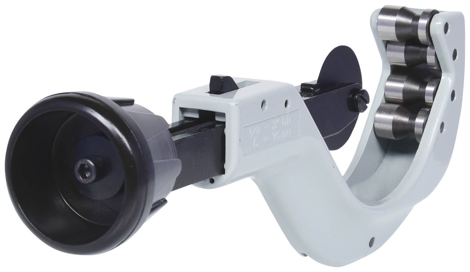 Szare narzędzie do gięcia rur z czarnym uchwytem i trzema walcami. Służy do wyginania rur.