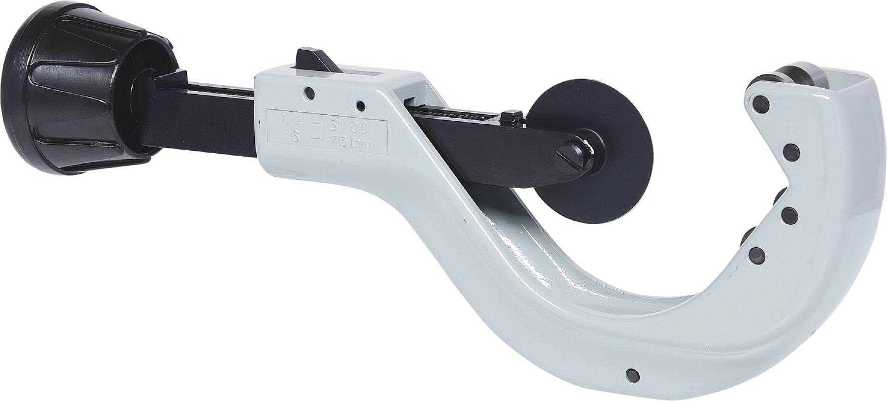 Srebrny, metalowy obcinacz do rur z regulowanym uchwytem i ostrym kółkiem tnącym, używany do przecinania przewodów rurowych.