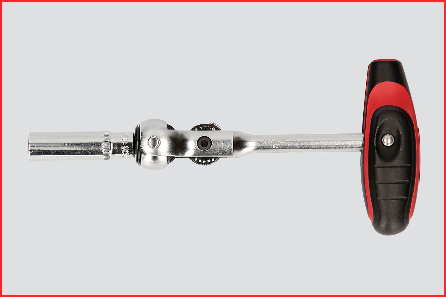Grzechotka T o czerwono-czarnym uchwycie, srebrnym korpusie i przedłużeniu. Idealna do dokręcania śrub w trudno dostępnych miejscach.