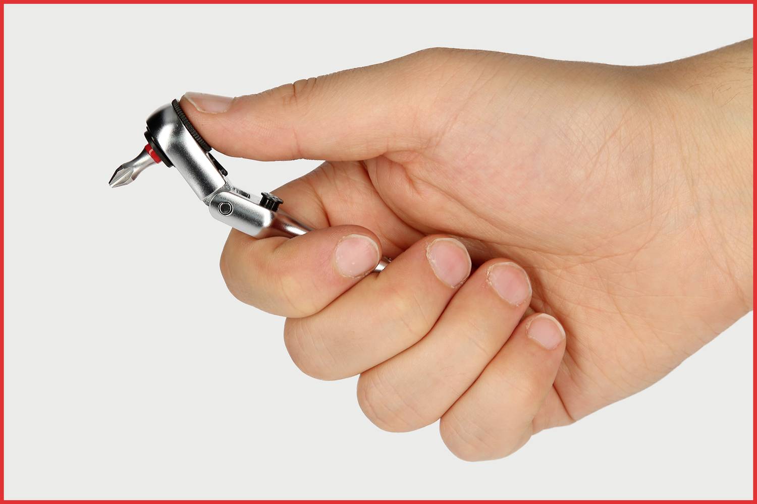 Dłoń trzyma małe, kompaktowe multinarzędzie z końcówką śrubokręta.