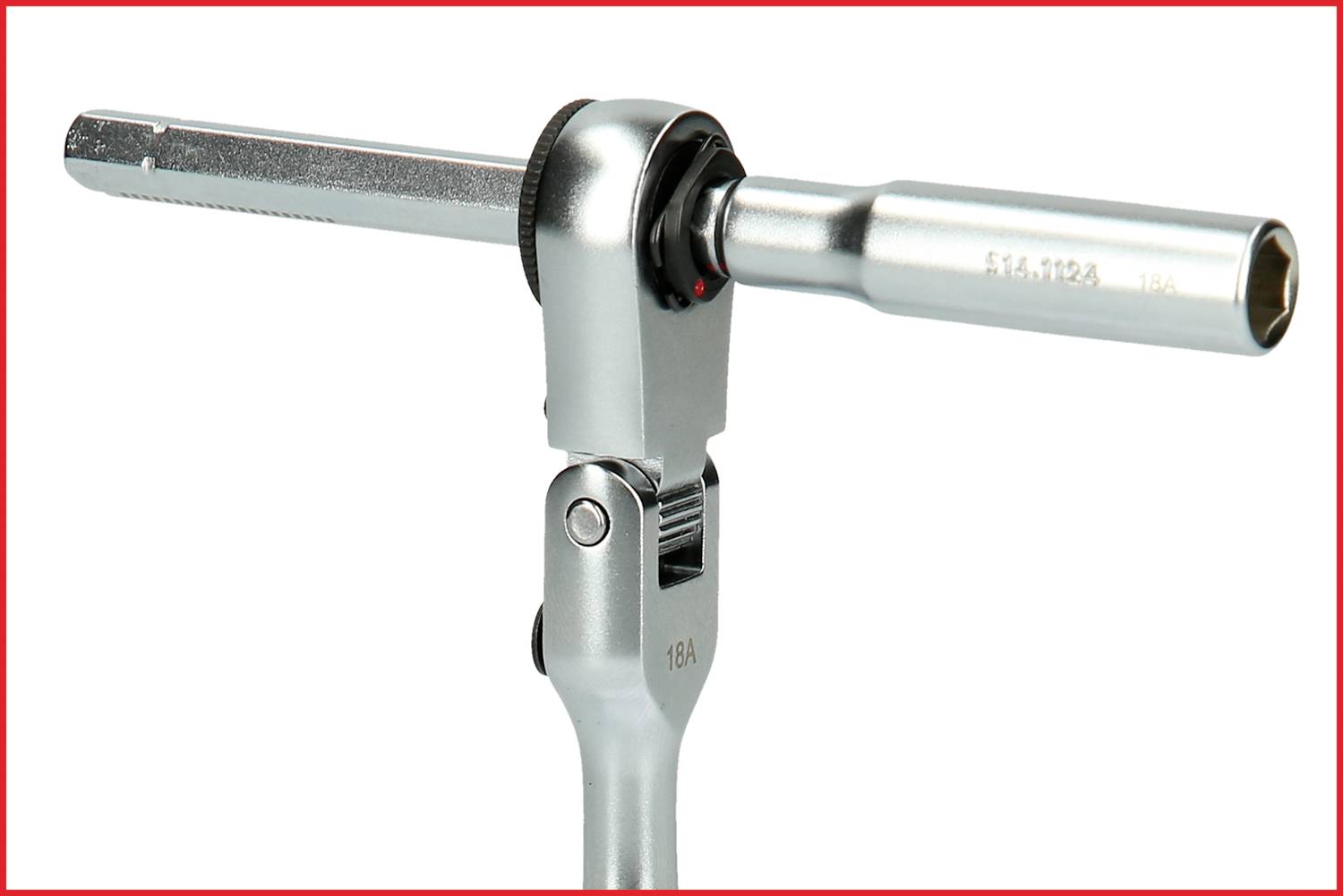 Klucz z mechanizmem zapadkowym z sześciokątną nasadką na końcu spoczywa na metalowym elemencie łączącym.