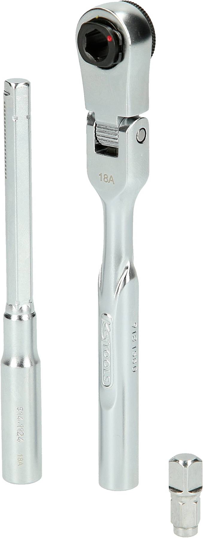 Zestaw kluczy grzechotkowych składający się z grzechotki, przedłużki i adaptera, wszystkie wykonane z błyszczącego metalu.