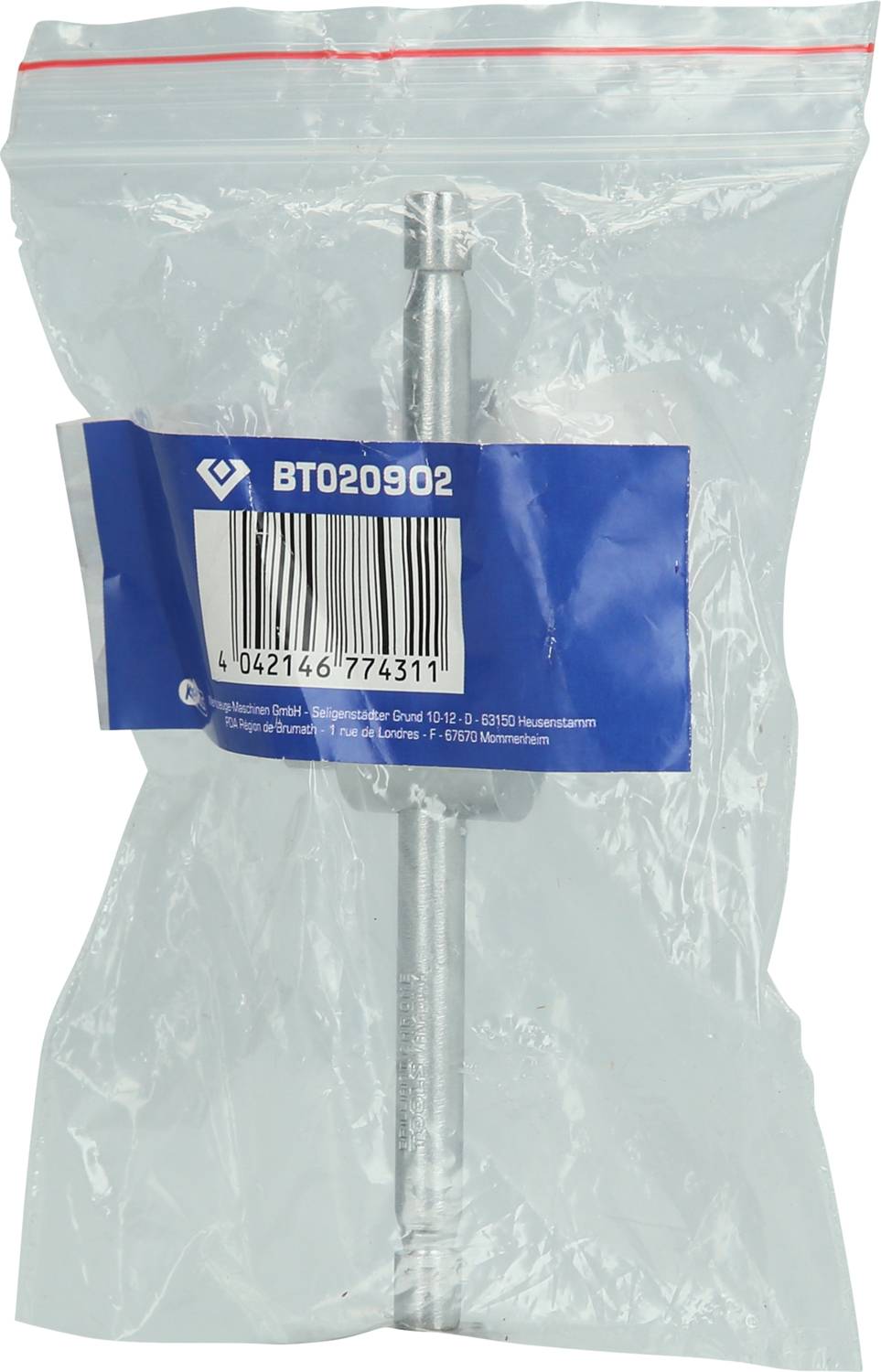 Zapakowana metalowa pręt z niebieską etykietą i kodem kreskowym, prawdopodobnie narzędzie lub artykuł budowlany w plastikowej torbie.