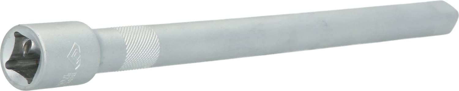 Srebrny przedłużacz do klucza nasadowego, cylindryczny i żłobkowany dla lepszego chwytu, wykonany z metalu.