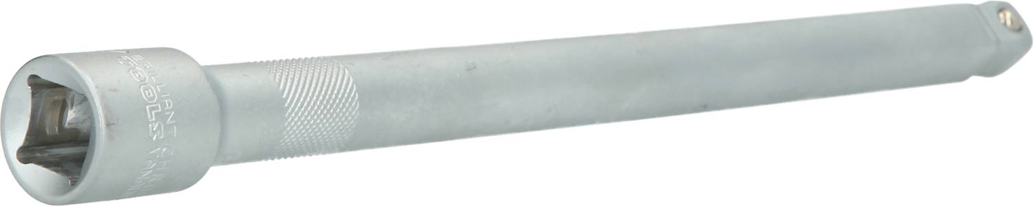 Srebrny przedłużacz dźwigniowy, prawdopodobnie do klucza nasadowego, na białym tle.