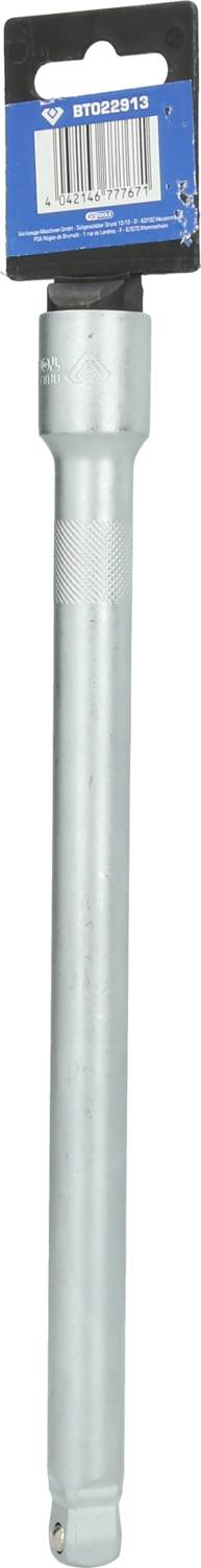 Srebrowy przedłużnik do klucza nasadowego w niebieskim opakowaniu. Odpowiedni do wydłużenia zakresu podczas pracy w trudno dostępnych miejscach.