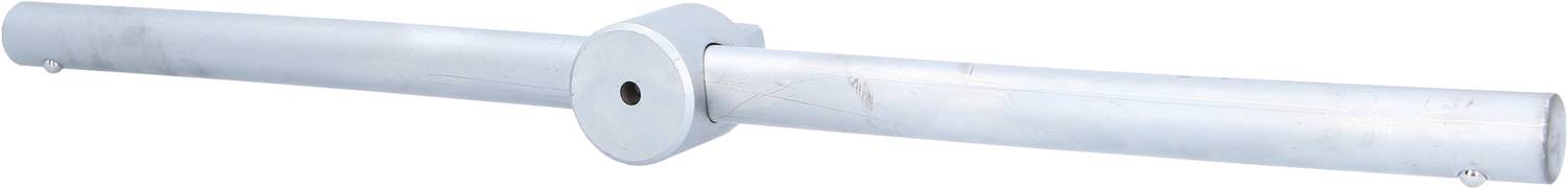 Zakrzywiona rura metalowa z okrągłą nakrętką mocującą pośrodku. Idealna do zastosowań przemysłowych lub technicznych.