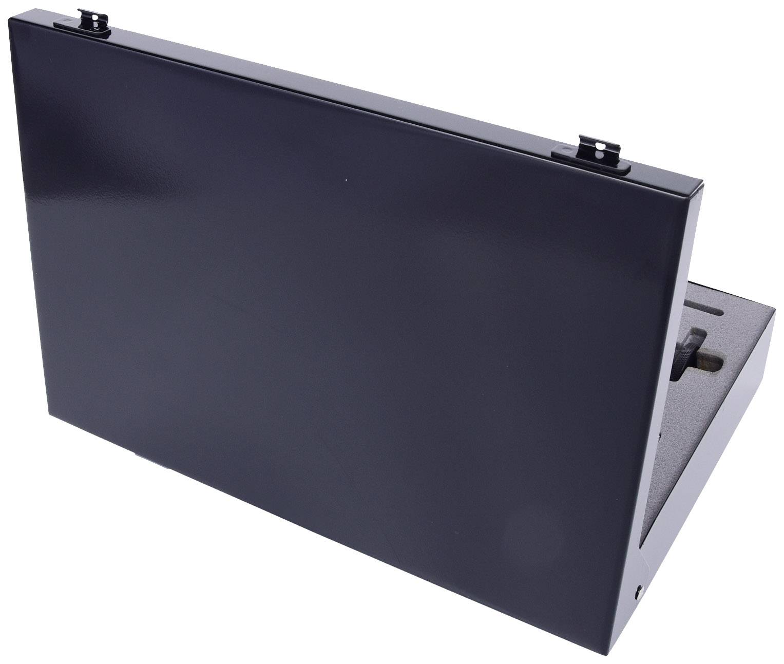 Czarna, prostokątna obudowa z zawiasami u góry; prawdopodobnie przeznaczona do przechowywania urządzeń technicznych lub elementów elektronicznych.