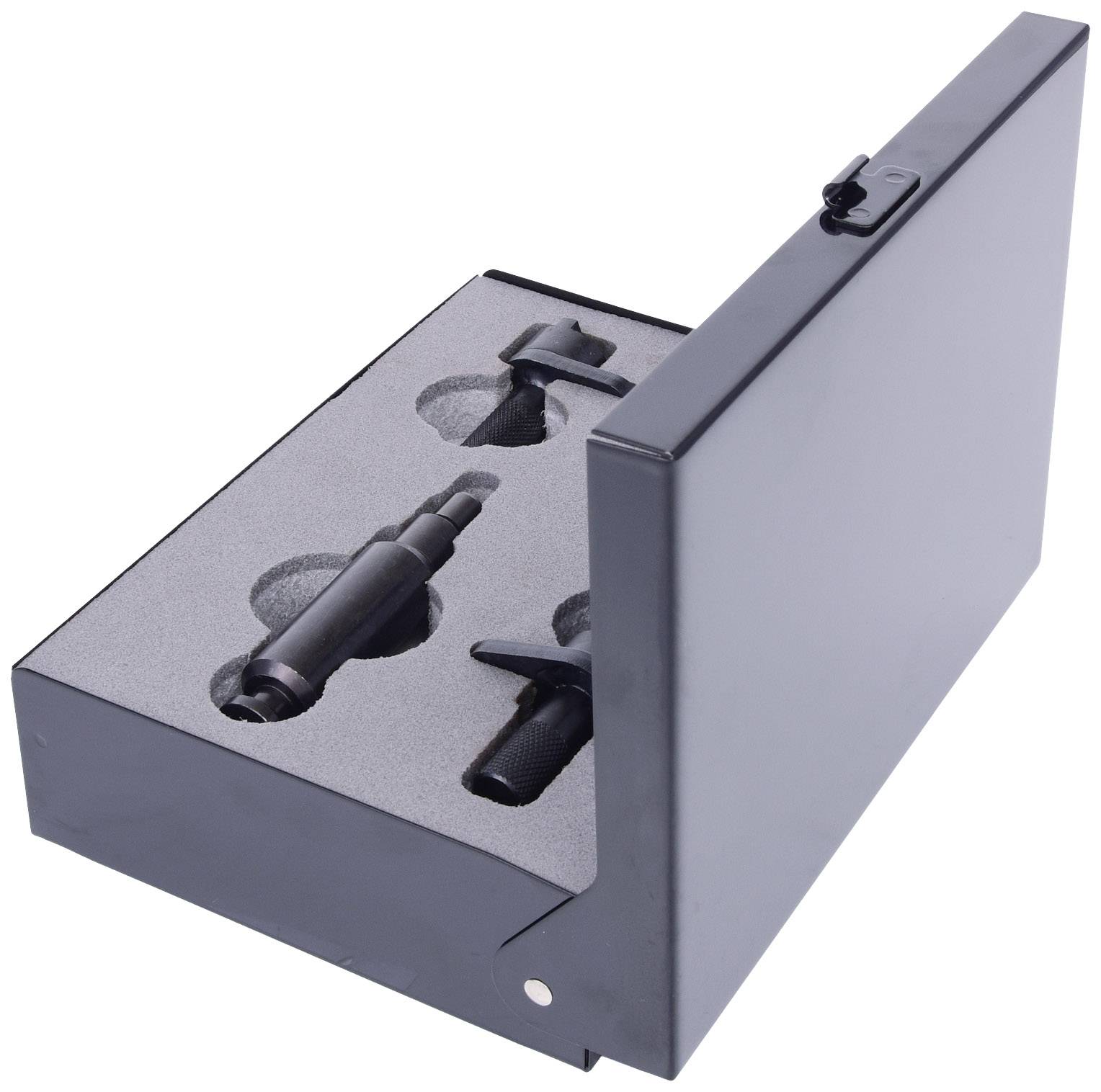 Otwarte czarne pudełko z trzema wkładkami z pianki, w które wkomponowane są narzędzia. Narzędzia wydają się być metalowe, dopasowane kształtem i rozmiarem.