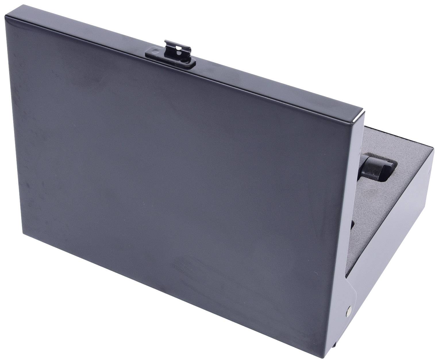 Czarny, prostokątny metalowy pojemnik. Jedna strona jest otwarta i widać w środku gąbkę. Na wierzchu znajduje się mały zatrzask.