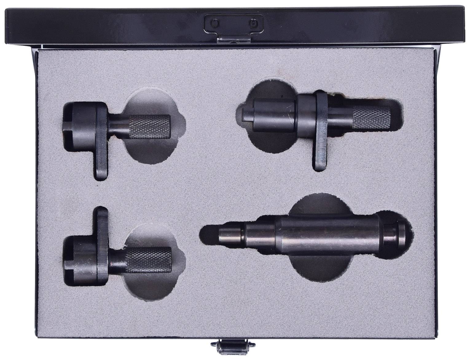 Skrzynka narzędziowa z czterema metalowymi elementami narzędzi w wyściółce z pianki, przedstawiona w otwartej pozycji.