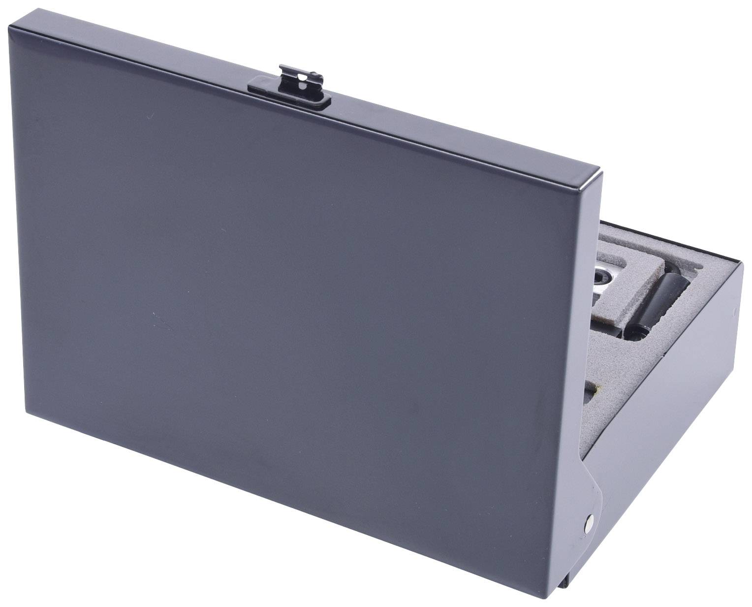 Czarny, prostokątny metalowy pojemnik, częściowo otwarty, z wewnętrzną wkładką z pianki zabezpieczającą przechowywane przedmioty.