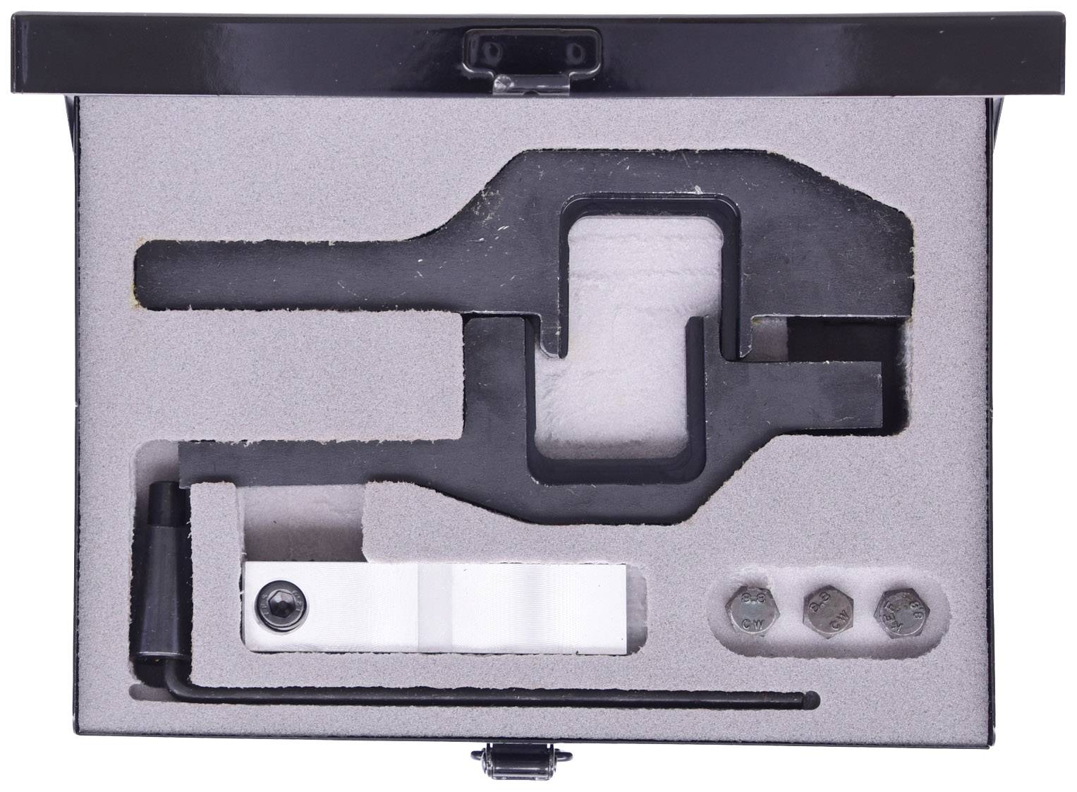 Otwarty kufer z wyprofilowaną wkładką piankową, która przytrzymuje różne narzędzia, w tym duże narzędzie w kształcie litery U oraz kilka śrub.