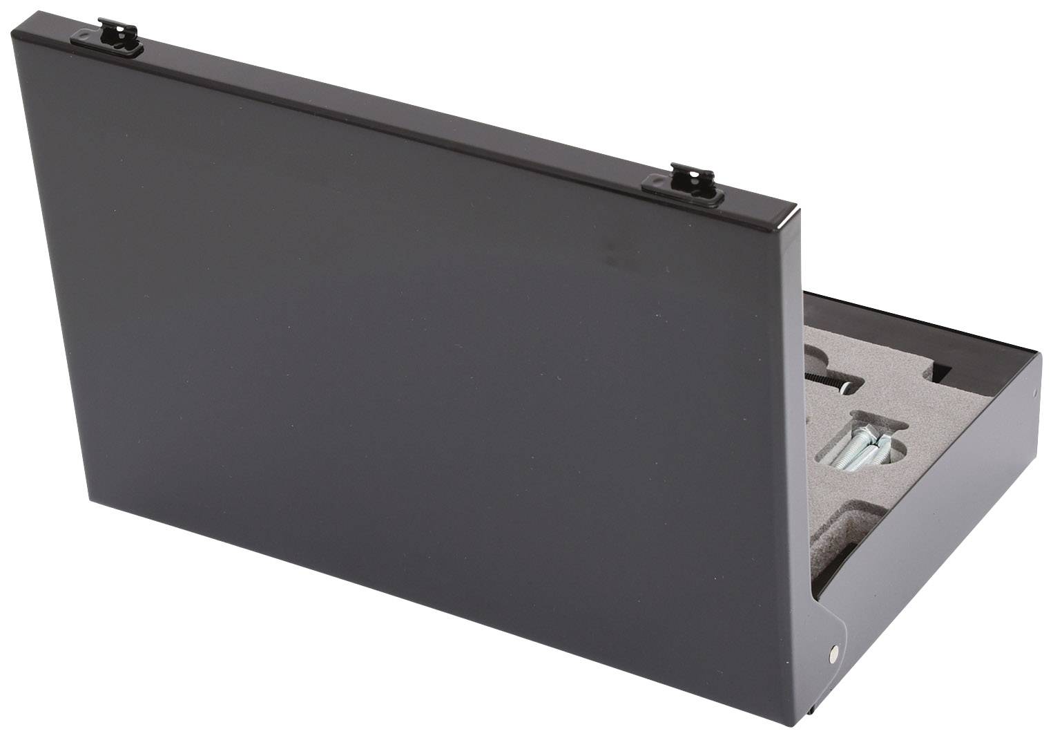 Czarny metalowy kufer jest częściowo otwarty, ukazując wewnętrzną wyściółkę z pianki, przeznaczoną do zabezpieczania przedmiotów takich jak narzędzia lub sprzęt elektroniczny.