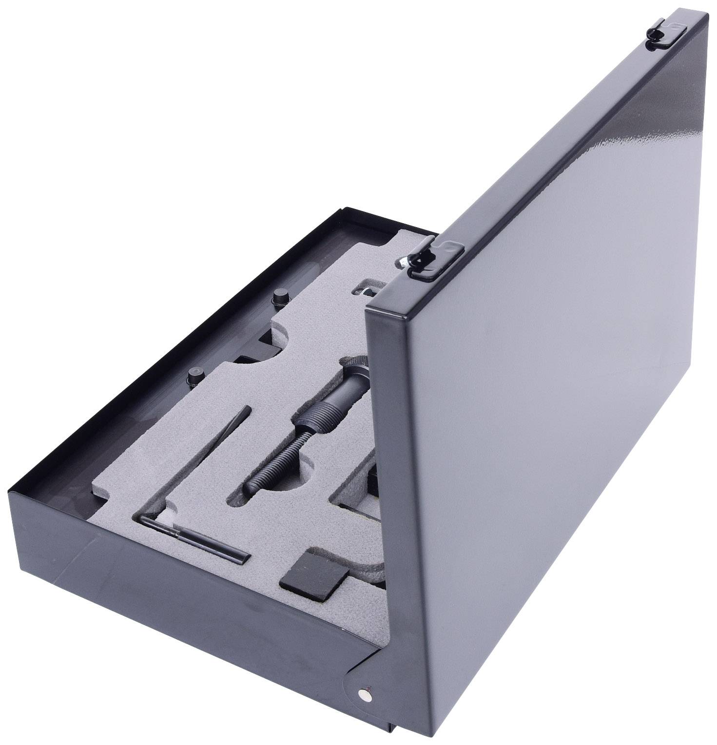 Otwarty czarny metalowy kufer ujawnia wkład z pianki z precyzyjnie wyciętymi kształtami, mieszczącymi narzędzia.