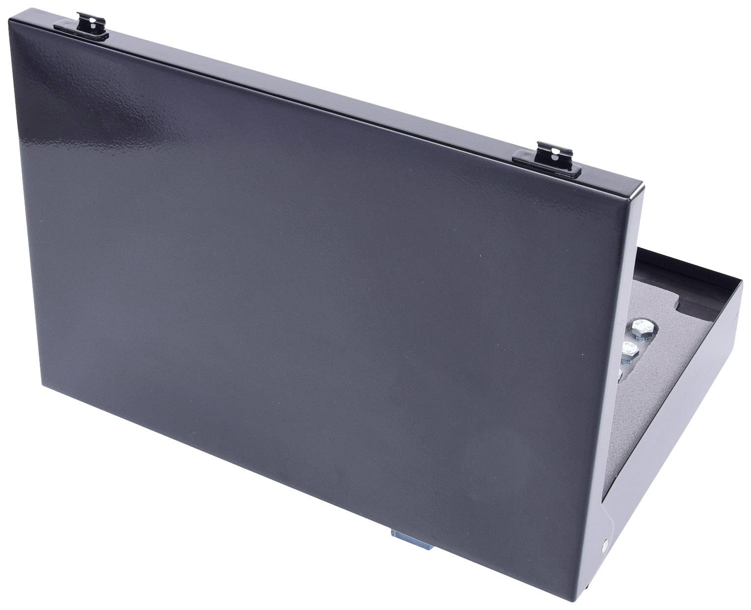 Czarny metalowy pojemnik z wyściółką z pianki i kilkoma śrubami leży otwarty na białej powierzchni.