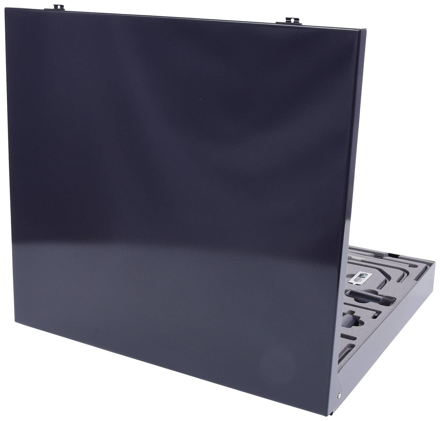 Otwarty kufer narzędziowy z różnymi przegrodami, częściowo wypełnionymi narzędziami i akcesoriami, widoczny po prawej stronie.