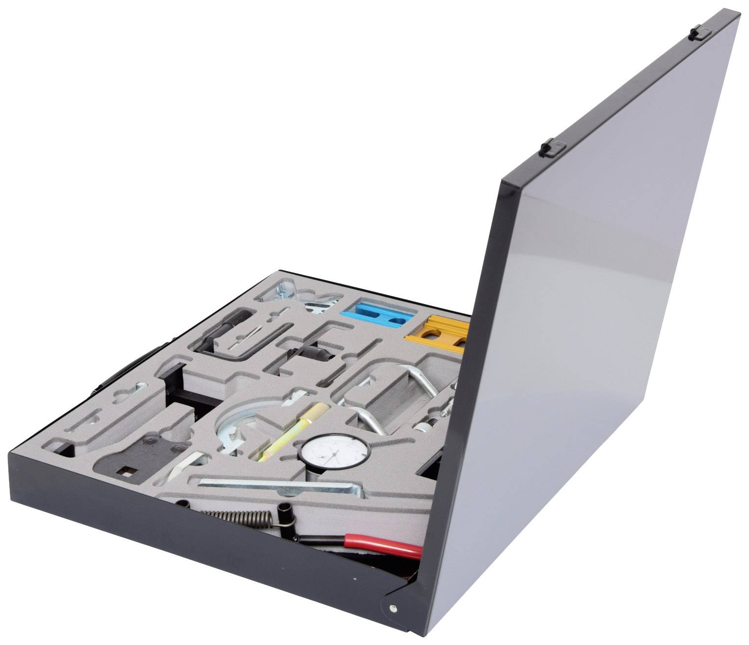 Otwarty kufer narzędziowy z różnymi narzędziami, w tym śrubokrętem, miernikiem i szczypcami, na gładkiej powierzchni.