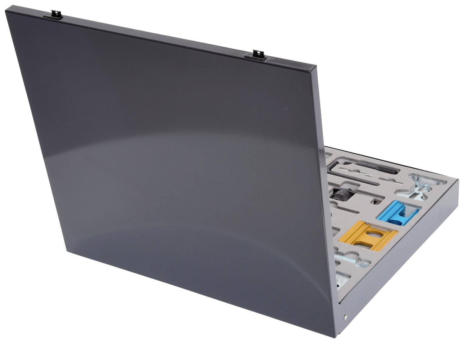 Metalowa walizka z otwartą pokrywą, bezpiecznie przechowująca różne narzędzia lub wkładki sprzętowe.