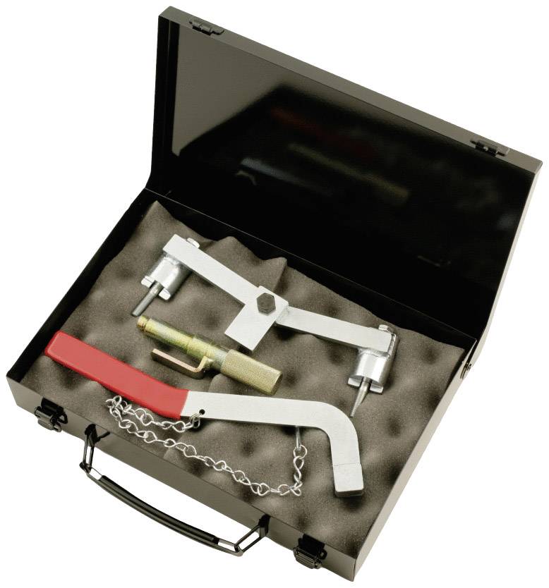 Otwarty czarny kufer zawiera specjalistyczny zestaw narzędzi z elementami metalowymi i łańcuchami. Zestaw jest używany do naprawy silników samochodowych.