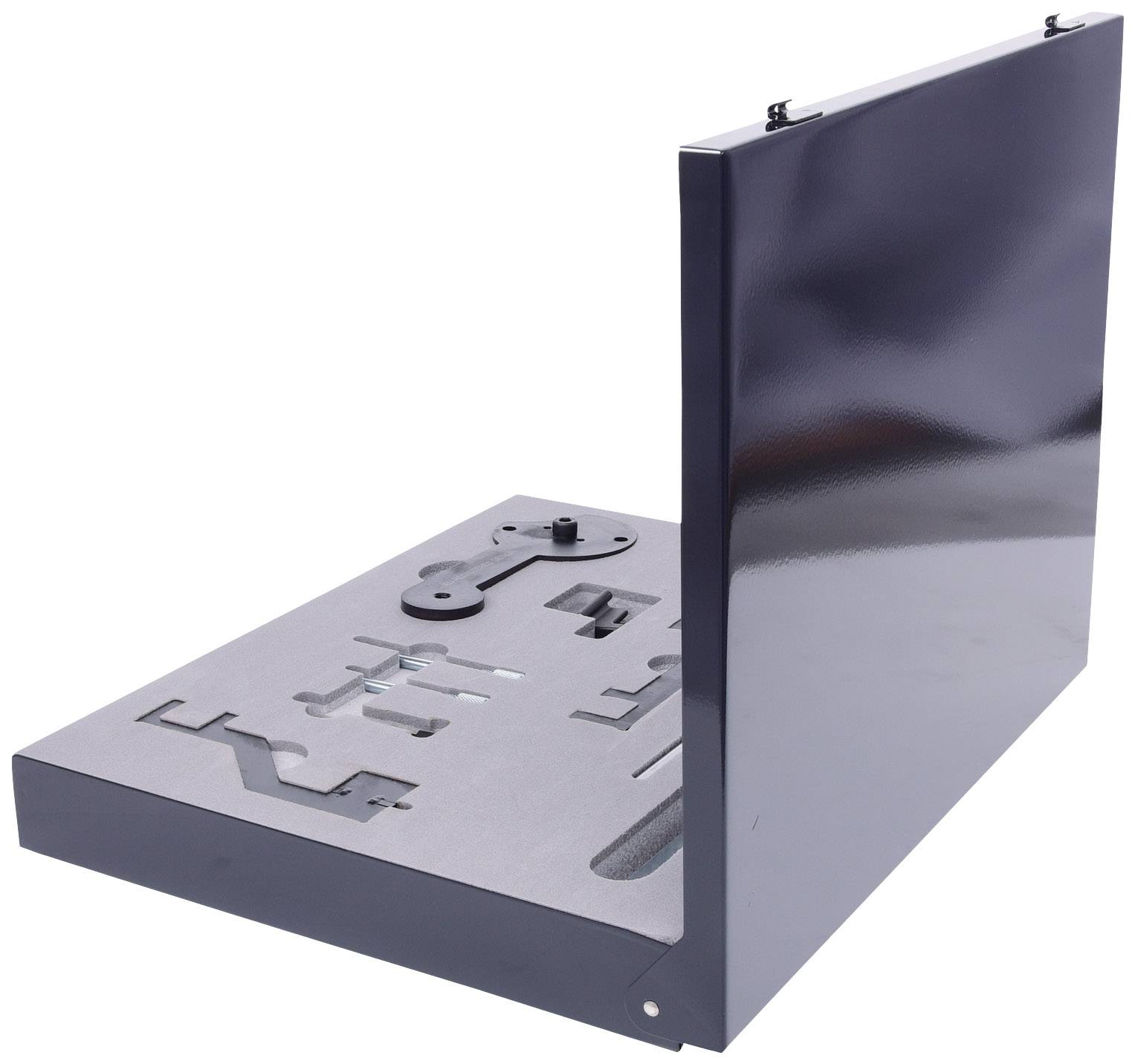 Szare, prostokątne panel metalowy z wyciętymi kształtami i wzorami, stojący na gładkim szarym tle.