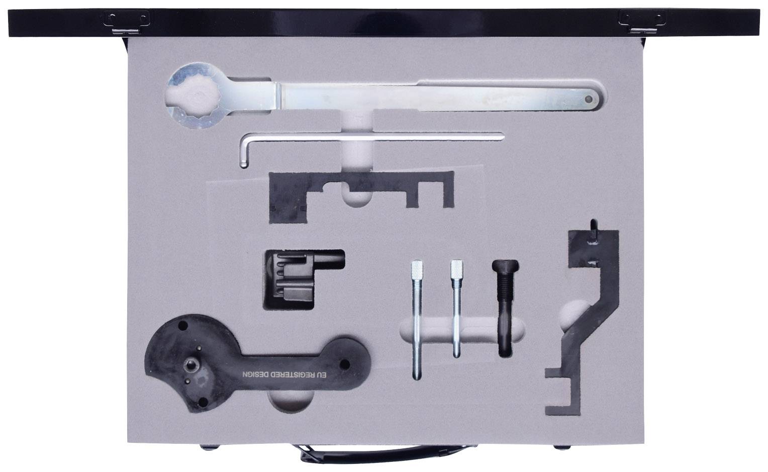 Zestaw narzędzi w wkładce piankowej: zawiera różne metalowe narzędzia, takie jak klucze, kątowniki i piny.